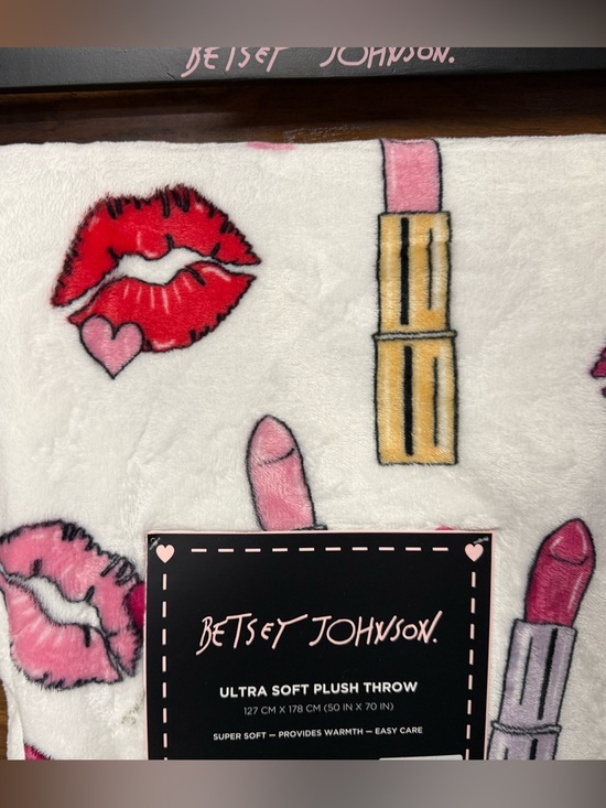 Betsey Johnson Other - Betsey Johnson White Plush Throw with Red & Pink Lipstick Motifs New 50 x 70